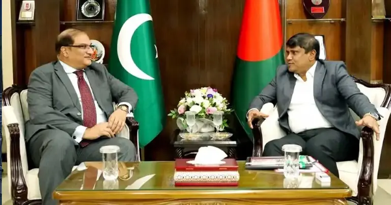 প্রতিরক্ষা উপদেষ্টার সঙ্গে পাকিস্তান হাইকমিশনার